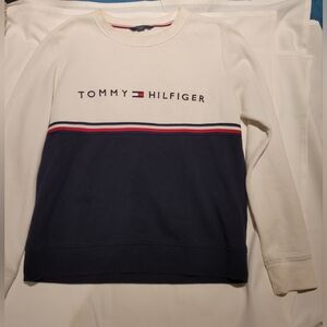 Tommy hilfiger sweatshirt used like New very Goodyear condición Just 2 time used